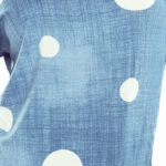 niebieski jeans w białe groszki